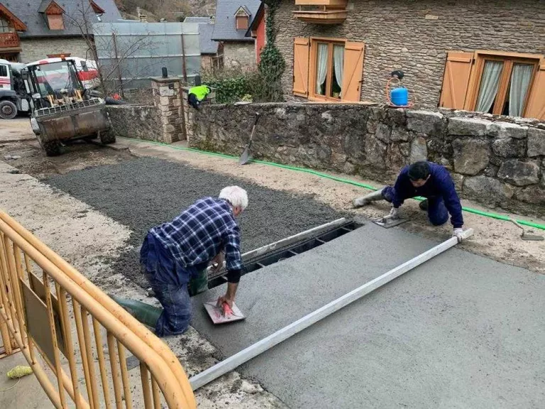 Bossòst repara la xarxa d’aigua d’un carrer arran d’una avaria