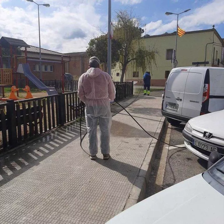 Desinfecten els carrers de Vilanova de Segrià