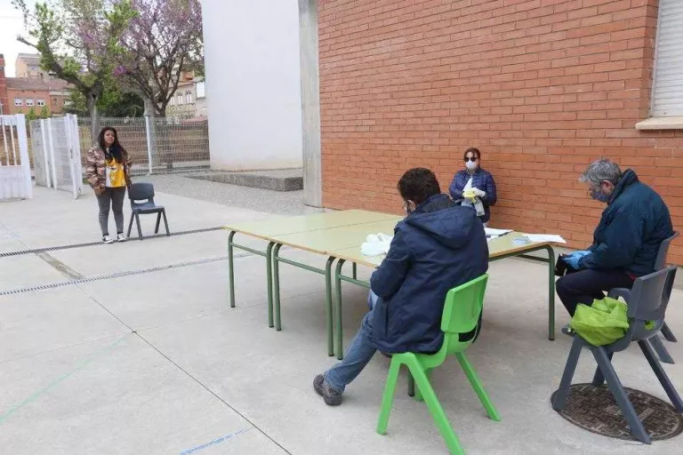 Les famílies de 4.800 infants amb beca menjador reben targetes moneder