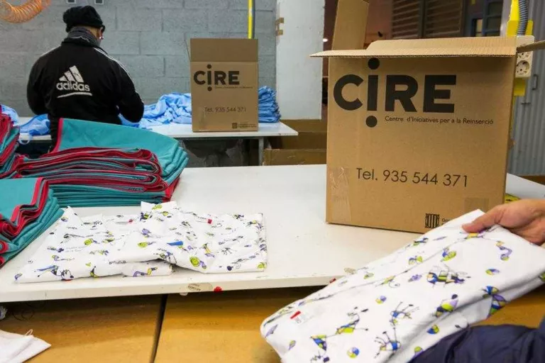 Les presons catalanes confeccionen uniformes per al personal sanitari