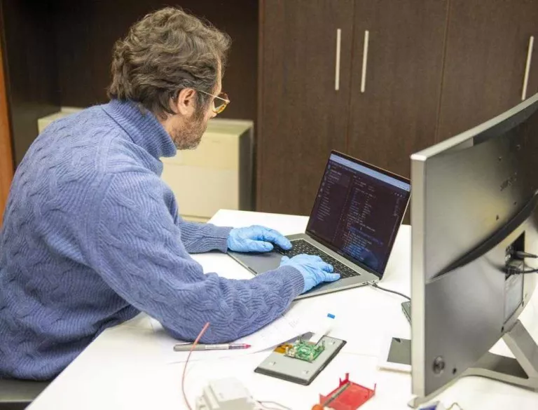 Xavier Miranda, treballant en el disseny del prototip de respirador.