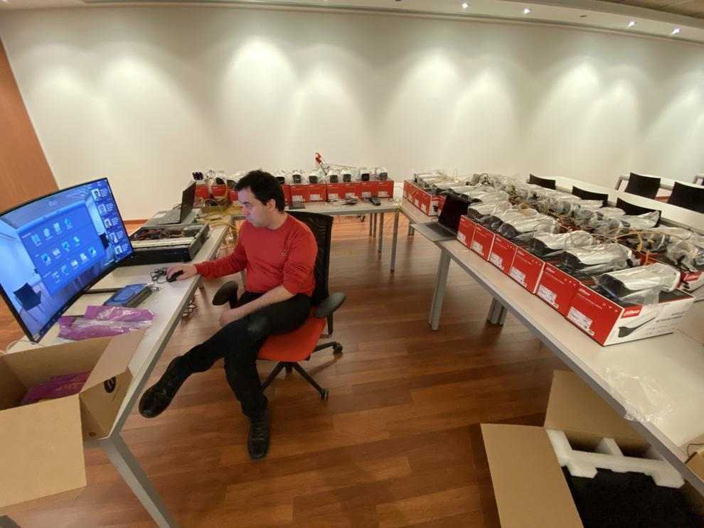 Xavier Miranda, treballant en el disseny del prototip de respirador.