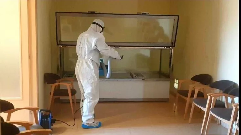Un tècnic de Milsan desinfectant una sala de vetllatori.