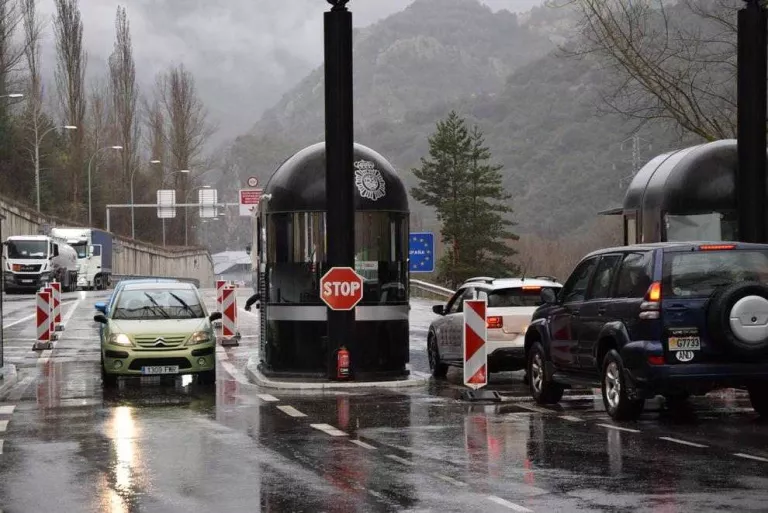 El trànsit entre l’Alt Urgell i Andorra cau vora un 90% la setmana del tancament fronterer
