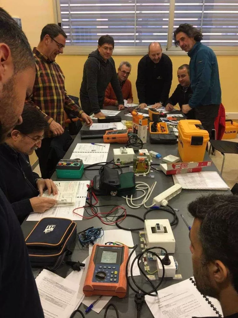 Ofereixen vehicles per a sanitaris i ajuda per a una UCI de campanya