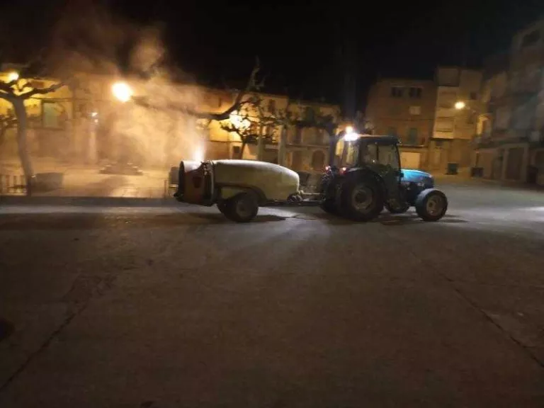 Un dels pagesos desinfecta els carrers de Bovera.