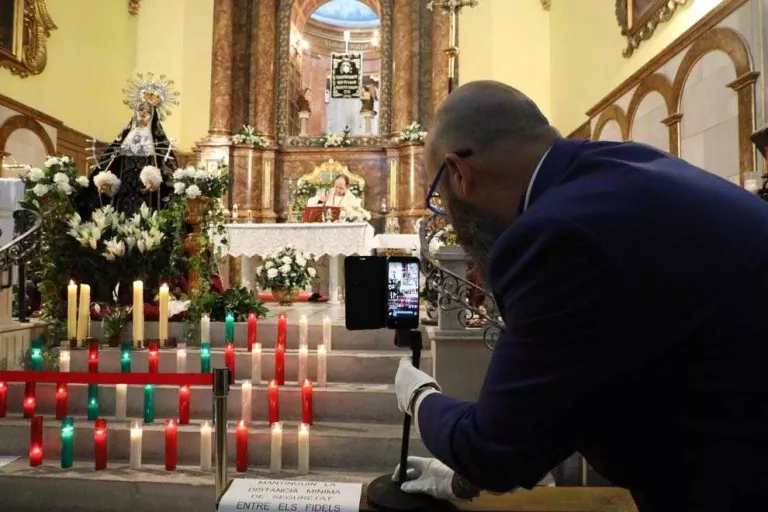 Retransmissió en línia de la missa ahir des de la capella de la Congregació dels Dolors de Lleida.