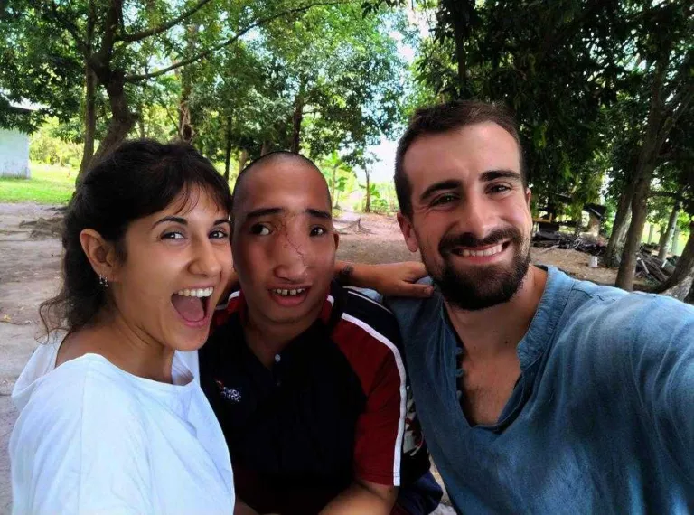 Marta Giorgini i Marc Llorens, amb un menor que atén Kalipay.