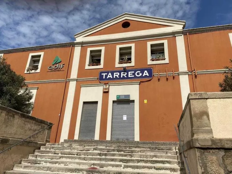 Critiquen falta d’informació el primer dia sense trens a la línia de Manresa
