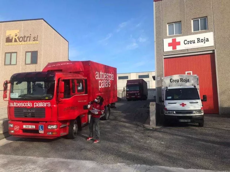Voluntaris de Creu Roja entreguen medicaments de farmàcies a domicili