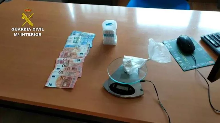 Imatge dels 50 grams de cocaïna i dels 205 euros decomissats al veí d’Alcarràs.