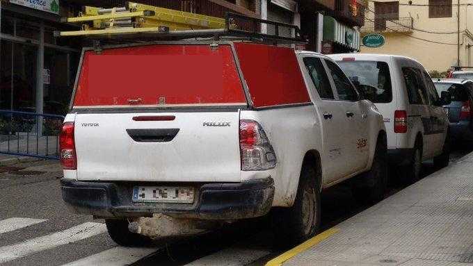 Imatge de la ‘pickup’ en què van descobrir amagats una dona i els seus dos fills al maleter.