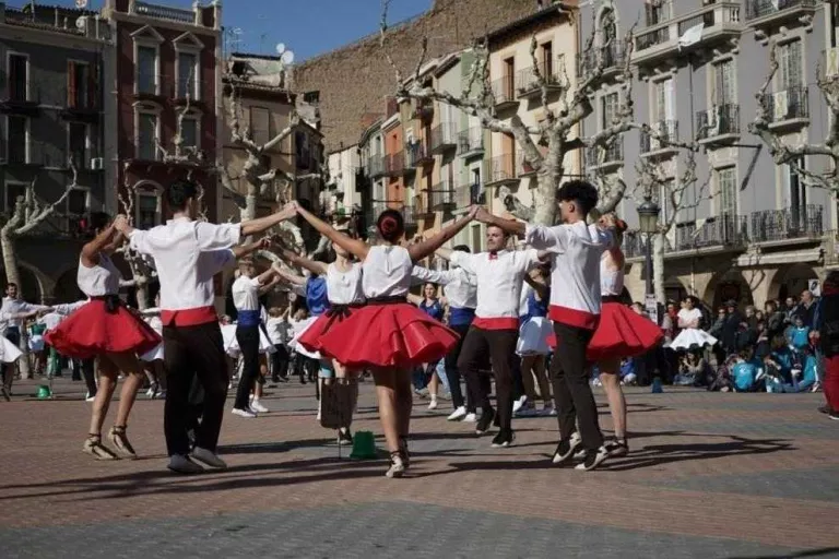 Balaguer ajorna les sardanes