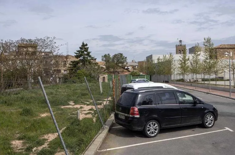 Guissona urbanitza un tram de carrer que es va obrir fa cinc anys