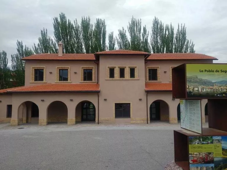 Imatge de l’exterior de l’estació de tren, amb el centre BTT.