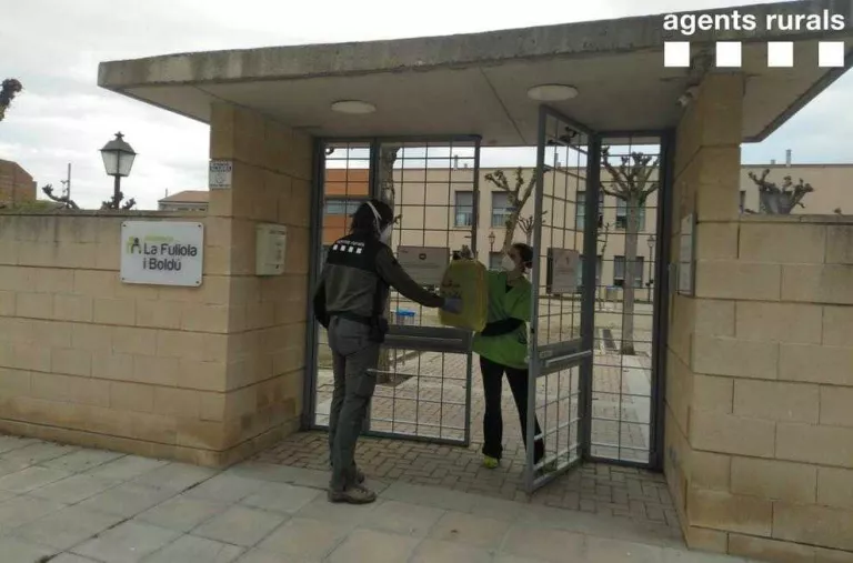 Un agent rural va entregar ahir material sanitari en residències com la de la Fuliola i Boldú.