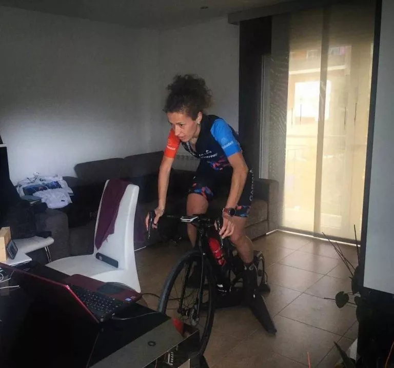 Pedalar pel desert des de la sala d’estar