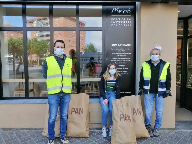 Carla Regany, al centre, al costat de voluntaris del projecte.