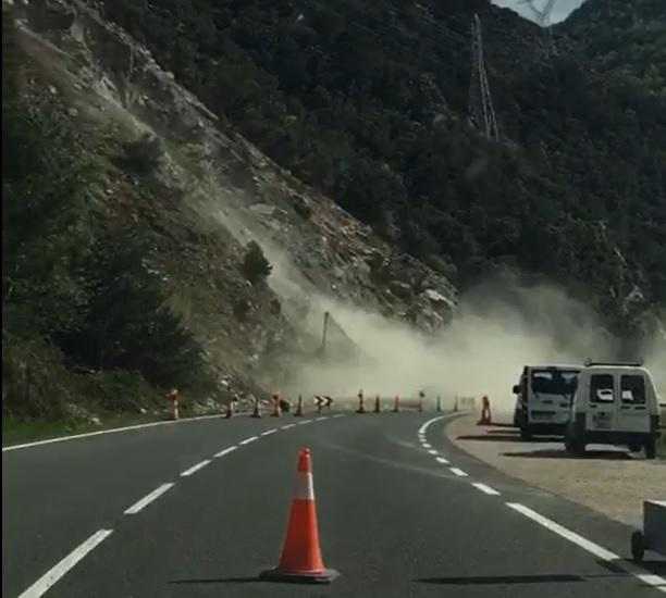 Fotograma extret del vídeo en el moment de l’allau de roques.