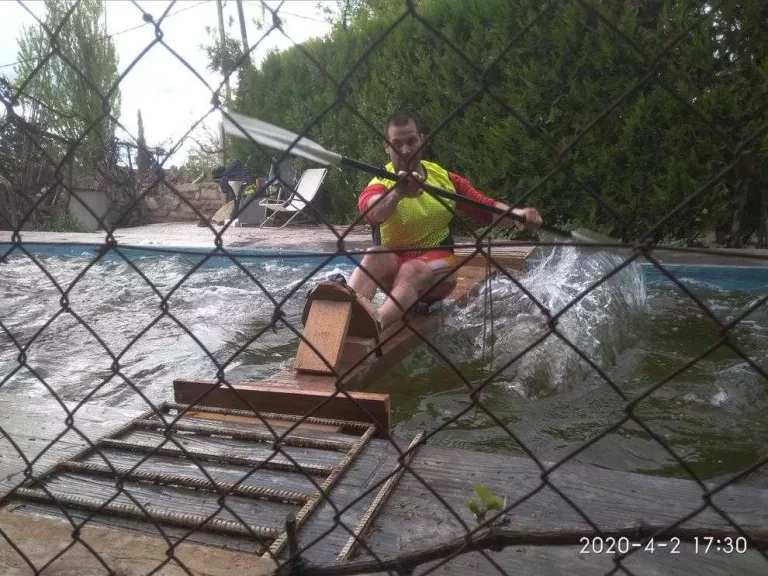 El lleidatà Xavier Miralles es manté en forma remant a la piscina de casa durant la quarantena.