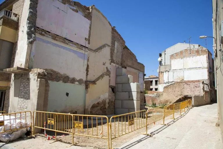 Bellpuig acaba de retirar la runa de la casa que es va esfondrar al març