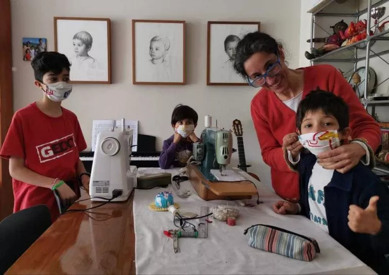 Un centenar de voluntaris de la Seu d'Urgell cusen 12.500 màscares