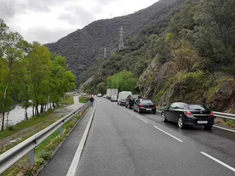 El Govern inspecciona la xarxa viària del Pirineu pel risc d’allaus de terra