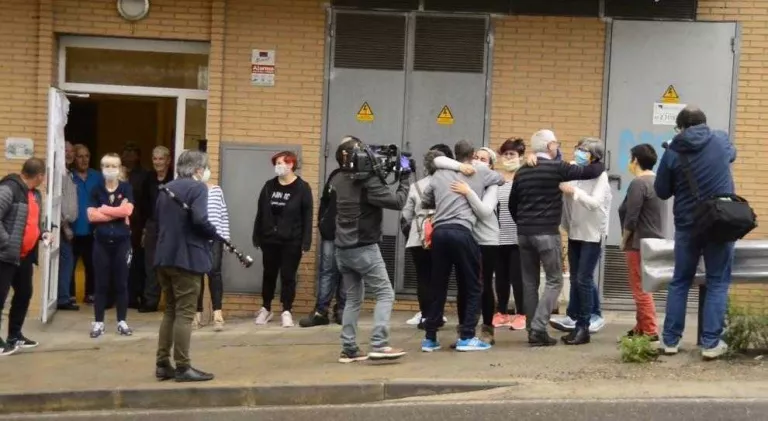 Treballadors d'una residència de Fraga tornen a casa al cap de 34 dies