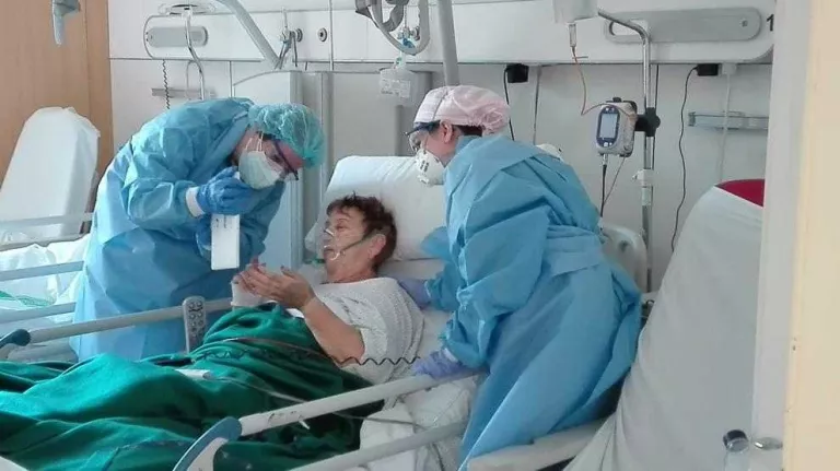 Donen ‘tablets’ i mòbils perquè pacients contactin amb la família