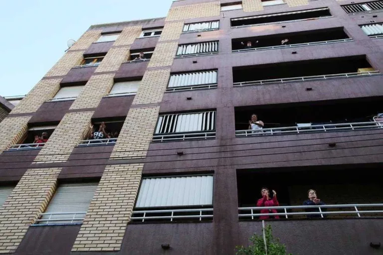 Un mes i mig d’aplaudiments al personal sanitari