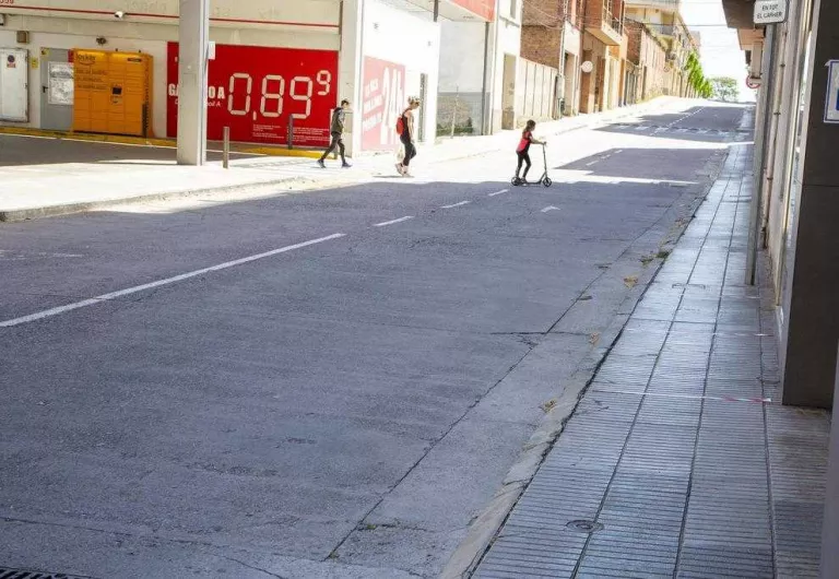 Tàrrega amplia una vorera i millora l'accessibilitat del carrer de Santa Clara