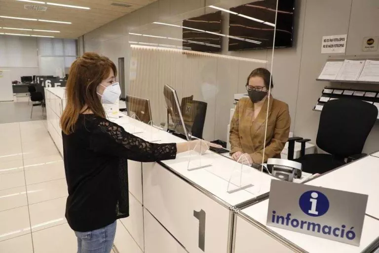 Mampares a les oficines d'atenció al públic de la Paeria quan reobrin
