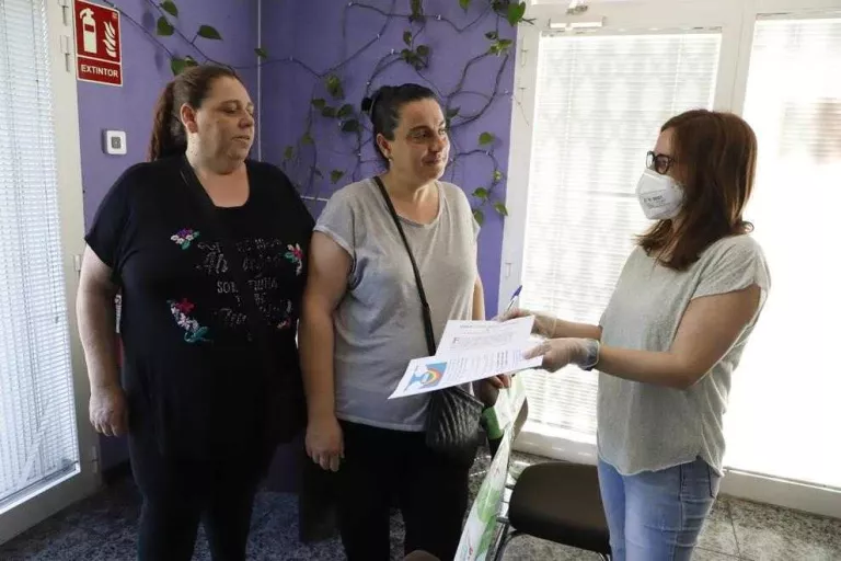 Repartiment de material per a alumnes de la Mariola
