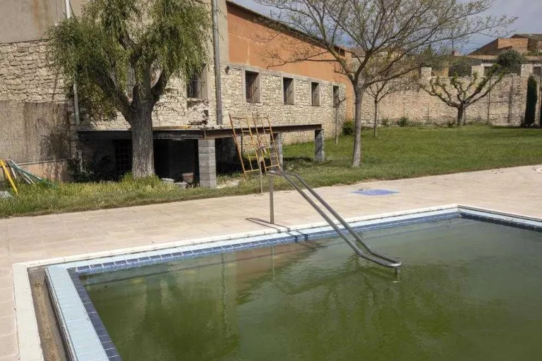 El local social de Tarroja, al costat de la piscina