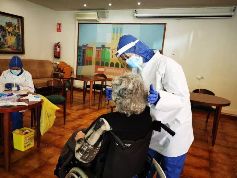 Sanitaris extreuen la mostra per a la PCR a una usuària de la residència Sant Domènec de Balaguer.