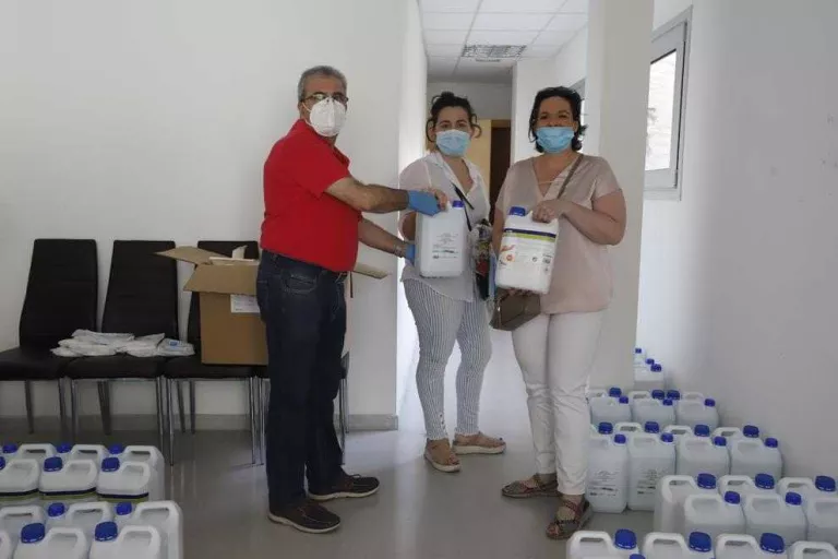 L’Eix reparteix mascaretes, guants i desinfectant als comerços