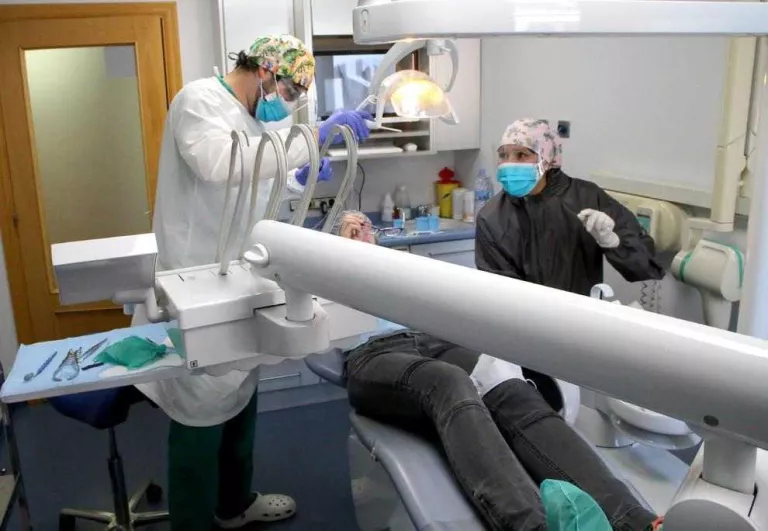 Les clíniques dentals reobren amb protecció extra per a les visites programades