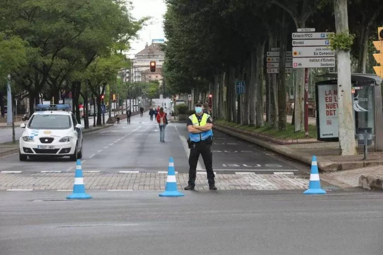 L'estrena de noves zones de vianants a set carrers de Lleida sorprèn transeünts i conductors