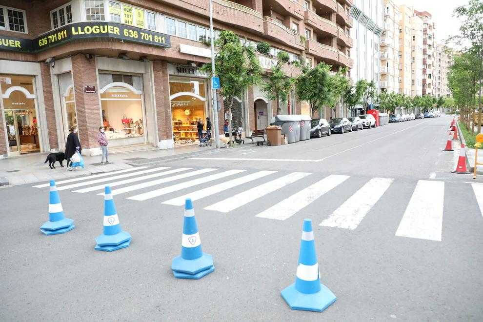L'estrena de noves zones de vianants a set carrers de Lleida sorprèn transeünts i conductors