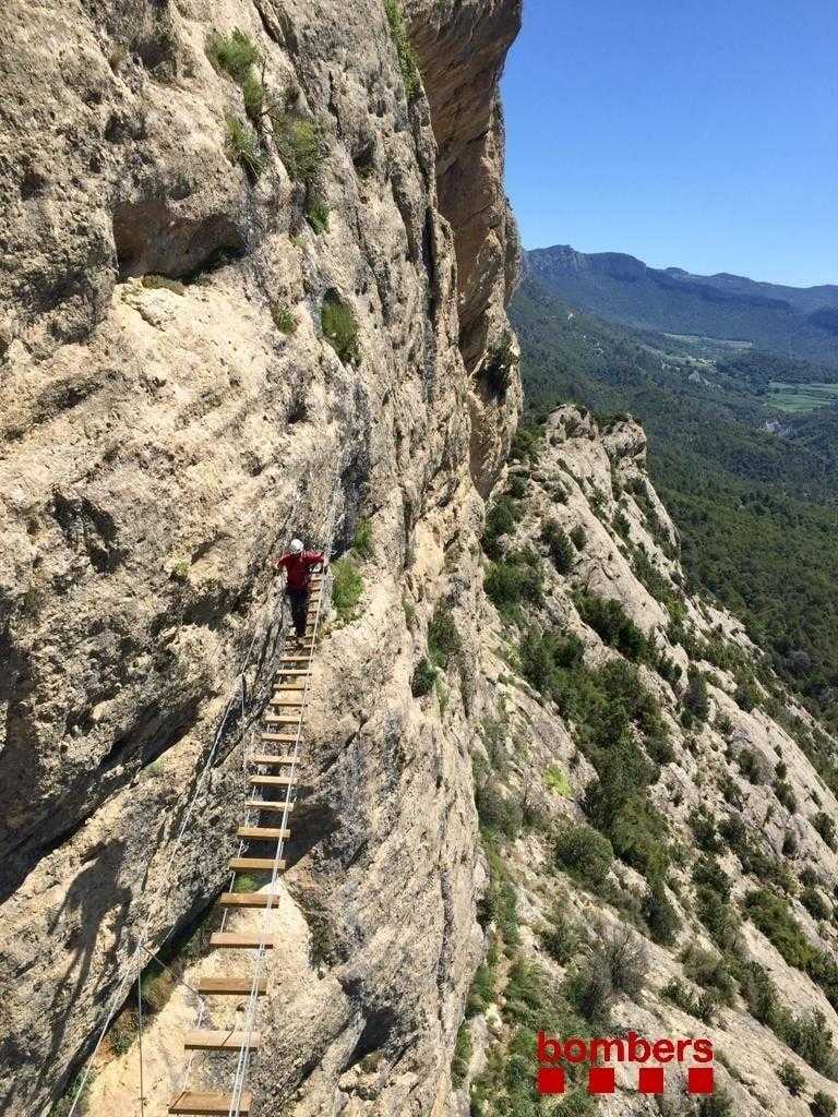 Bombers revisen una via ferrada a Oliana