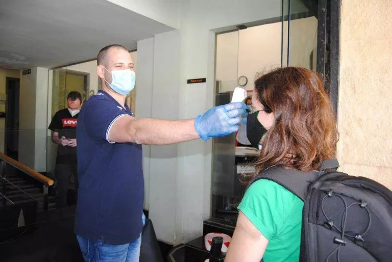 Mollerussa pren la temperatura als usuaris de serveis al consistori