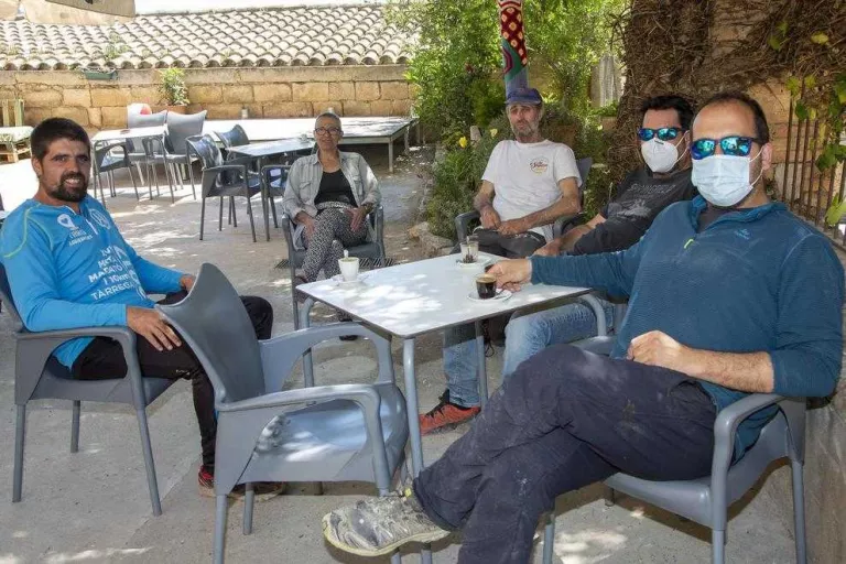 Els pobles converteixen les terrasses en els primers punts de trobada