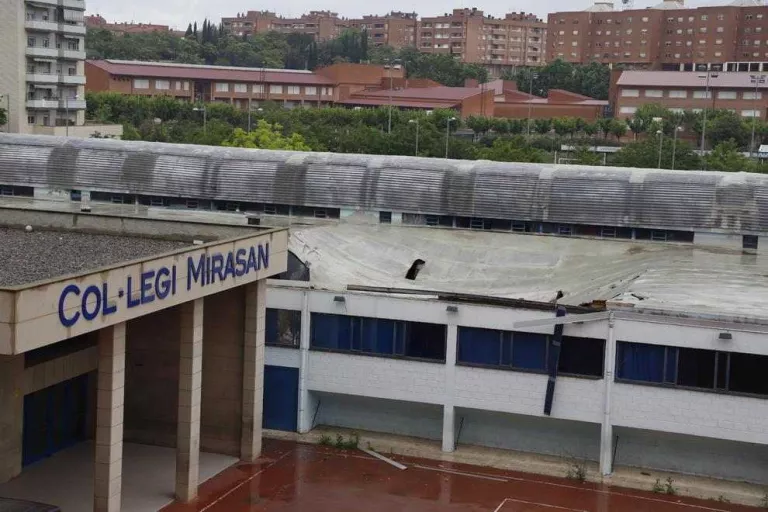 El col·legi Mirasan, pendent de poder retirar la teulada enfonsada