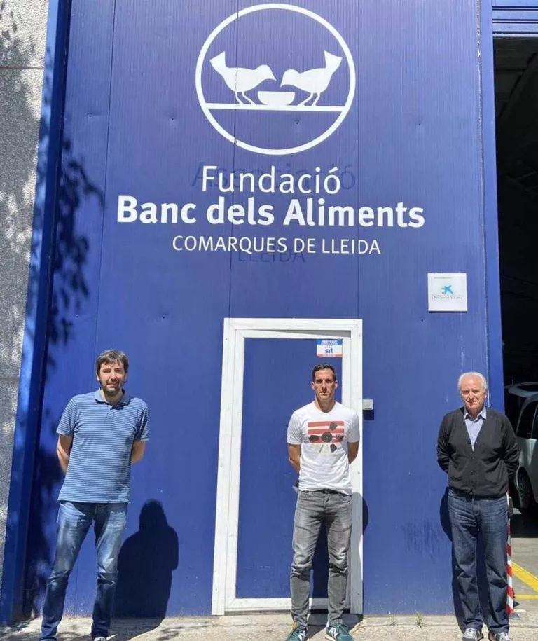 Estrada Fernández, al centre, amb responsables del Banc.