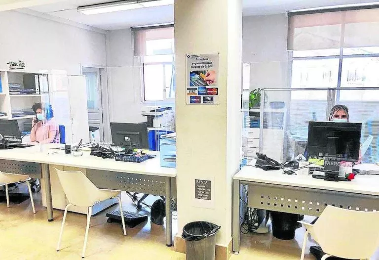 Ajuntaments obren les portes als ciutadans i mantenen el treball a distància