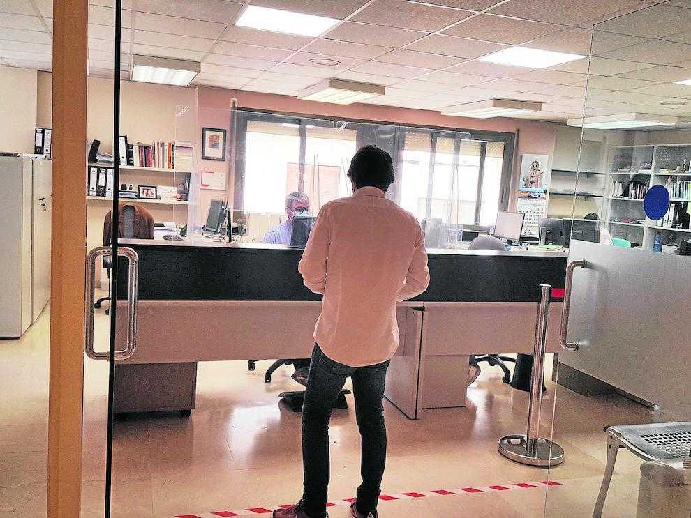 Ajuntaments obren les portes als ciutadans i mantenen el treball a distància