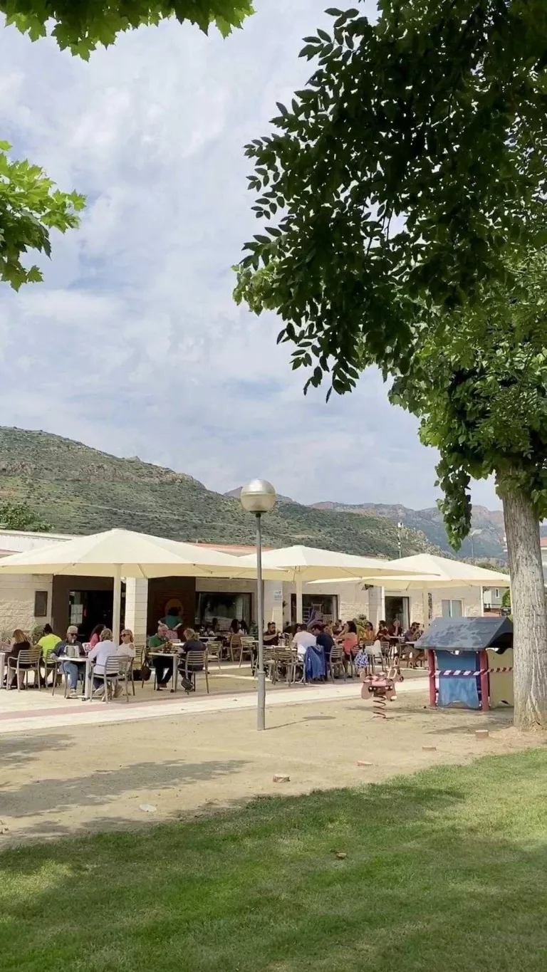 La terrassa del càmping La Noguera, plena de clients al migdia.