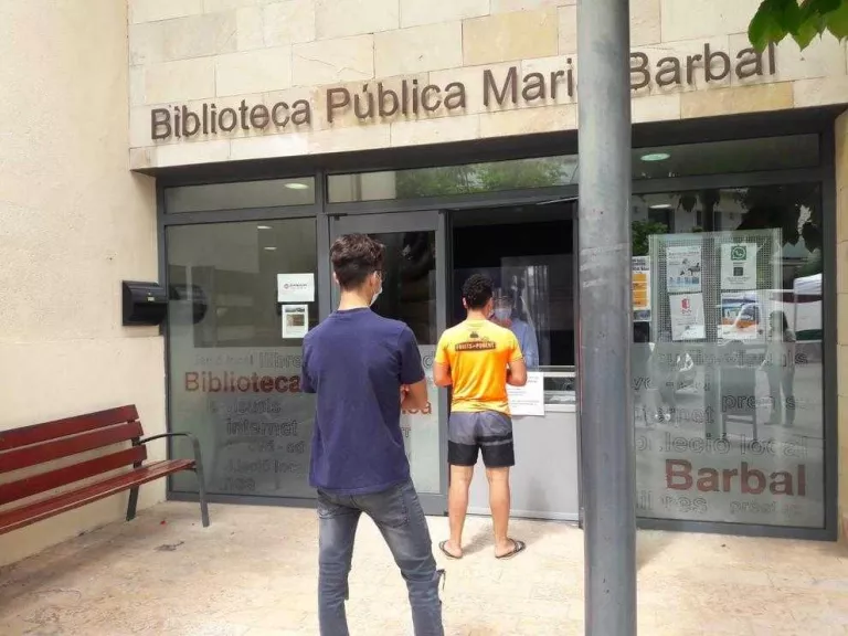 Tremp obre la biblioteca i atén trenta usuaris