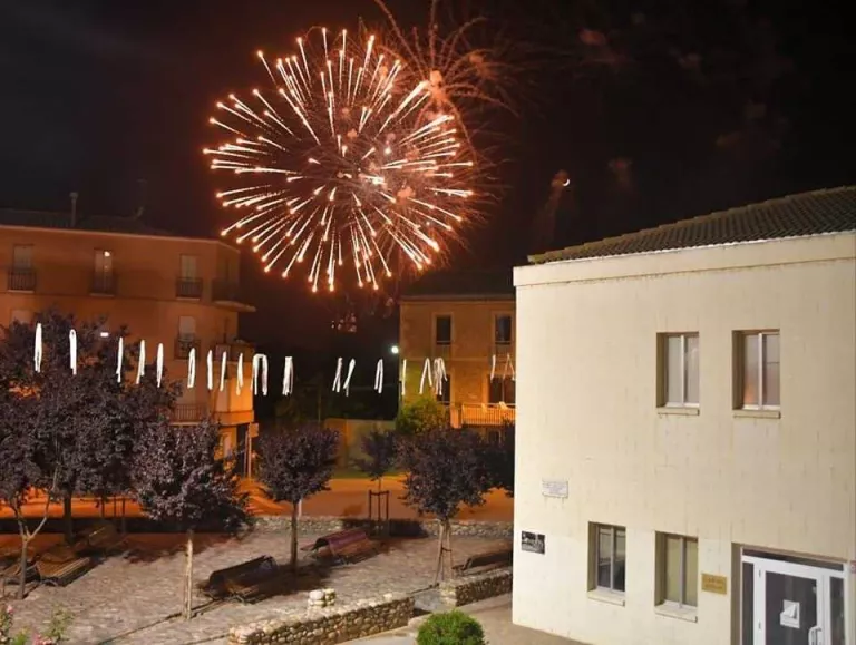 Castell de focs per finalitzar la festa major confinada a Linyola