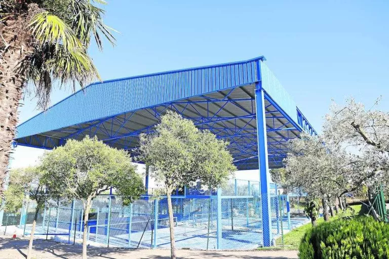 Una imatge de les noves pistes de pàdel cobertes que el club inaugurarà en les properes setmanes.